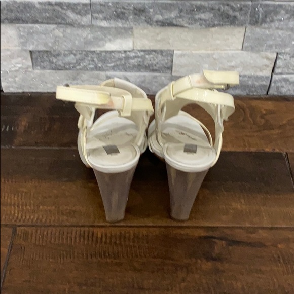 White heel with wood color heel. - Picture 4 of 6